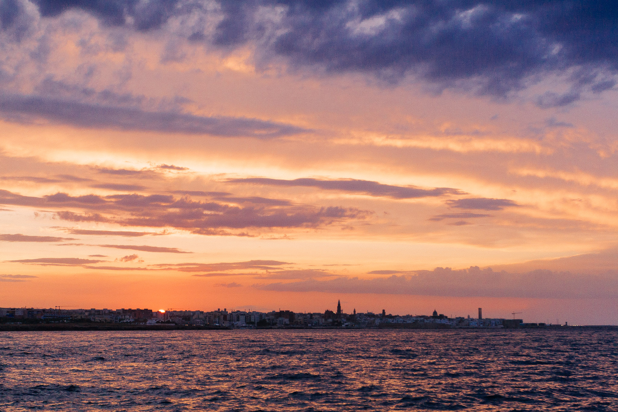 Dirigo Horizon - Viaggi Avventura - Escursioni in Barca, Coastline of Monopoli seen from the open sea